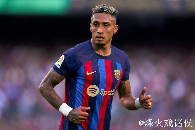 拉菲尼亚巴萨生涯禁区外打入10球，与亚马尔并列同期队内最多